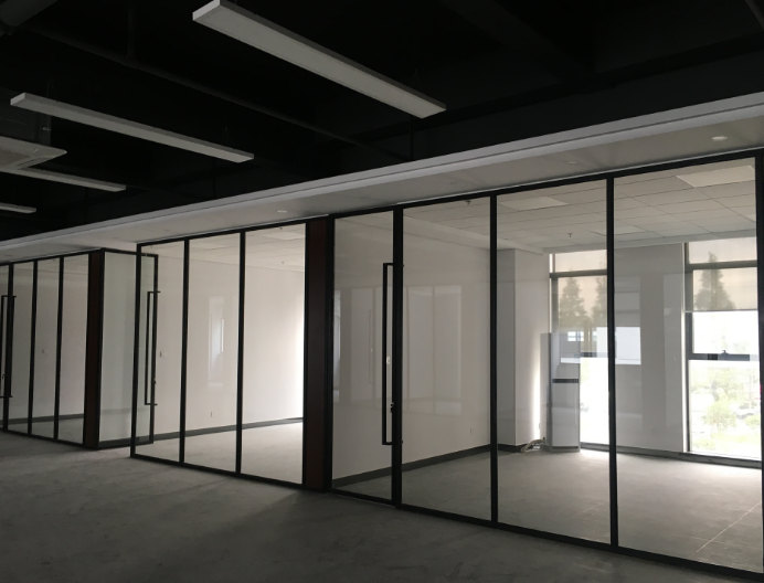 南湖区工程玻璃隔断哪家好：办公室玻璃隔断的种类都有哪些呢